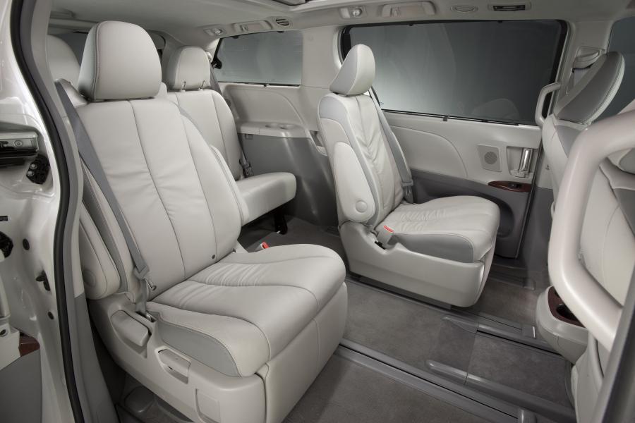 Toyota Sienna SE 2010 года  (фото 22 из 50)